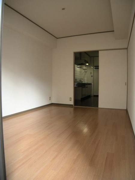 Living and room. 402