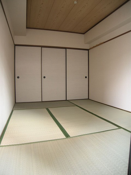 Living and room. 402