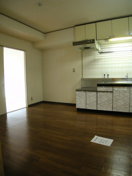 Living and room. 402