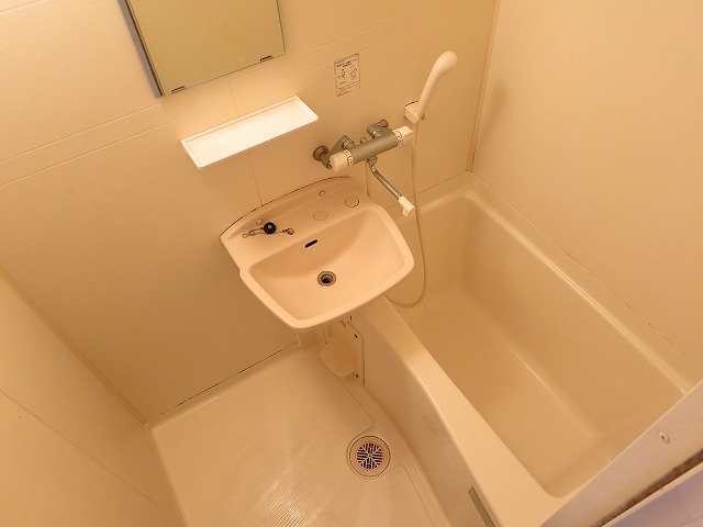 Bath. Clean bathroom!