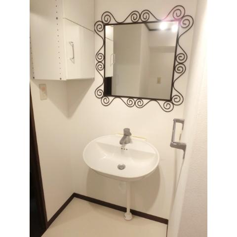 Washroom. Wash basin
