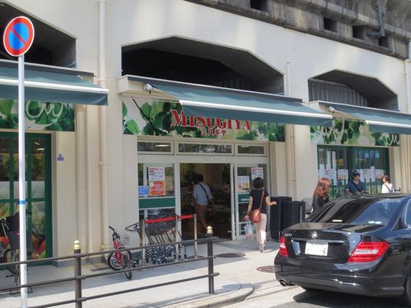 Supermarket. Peripheral 500m to super