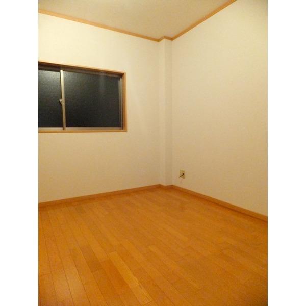 Non-living room. Each room flooring Western-style