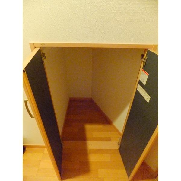 Receipt. Under stairs storage space Yes