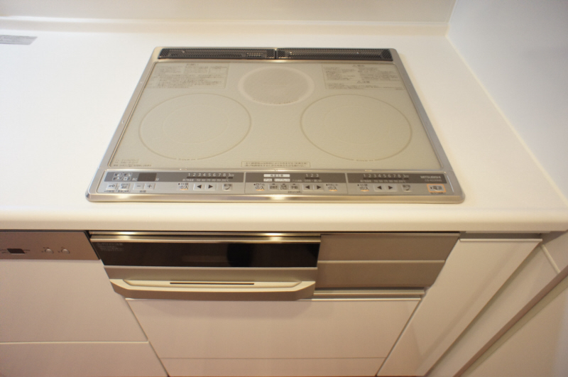 Kitchen. IH3-burner stove with grill