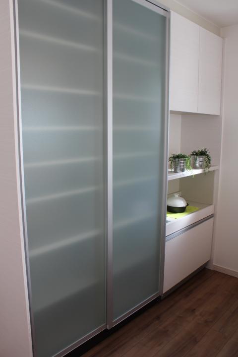 Model house photo. A comfortable cooking in the cupboard take advantage