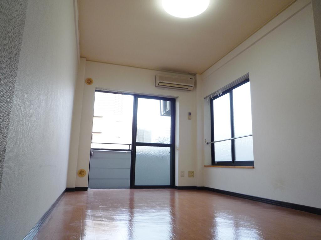 Living and room. Spacious 8 pledge