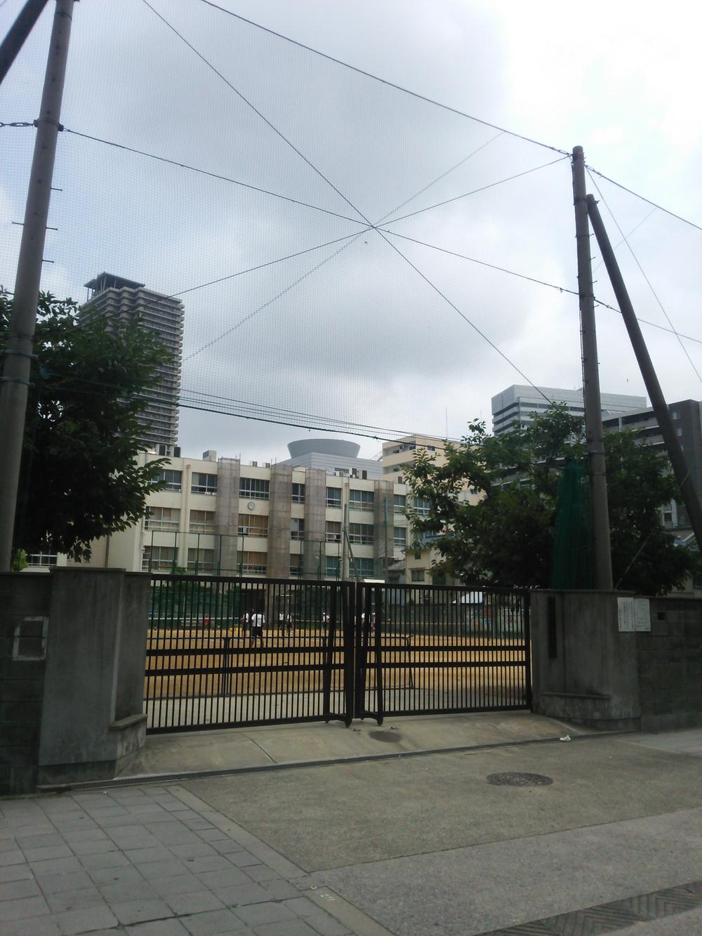 Junior high school. 981m to Osaka City under Fukushima junior high school