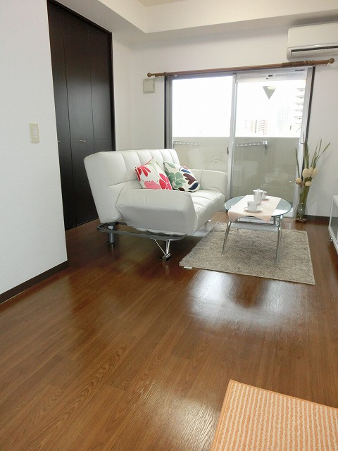 Living and room. ※ Model is room. Not furnished.