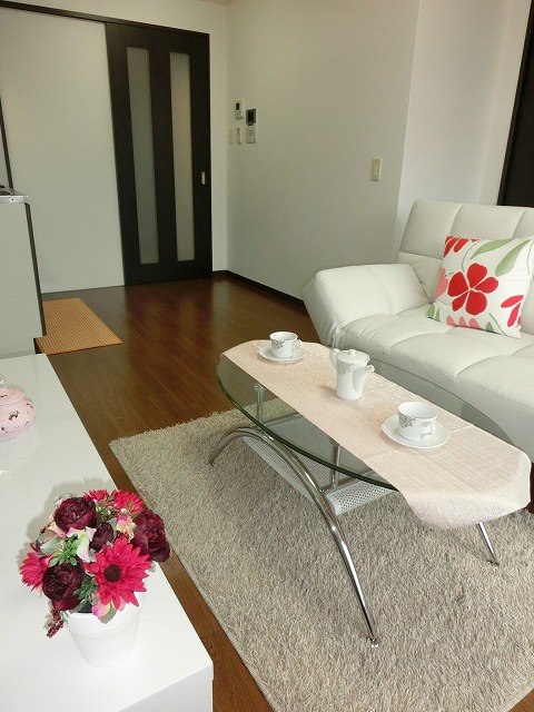 Living and room. ※ Model is room. Not furnished.