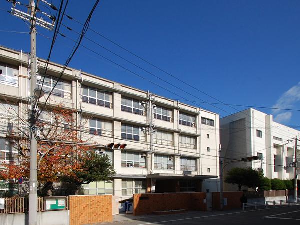 Junior high school. Yasaka 600m until junior high school
