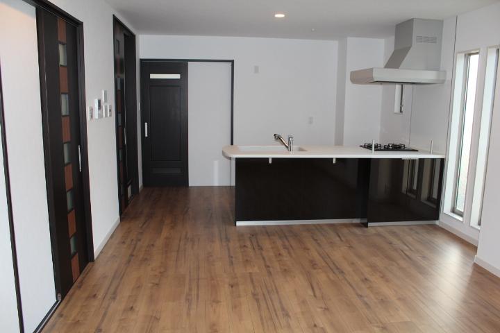 Model house photo. The kitchen is YAMAHA or TAKARA Also equipped with floor heating to LDK