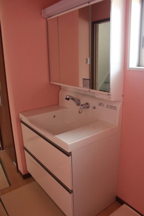 Model house photo. With a three-sided mirror