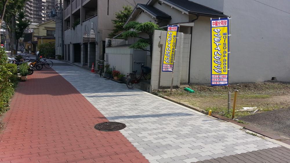 Local photos, including front road. Local (08 May 2013) Shooting Front sidewalk ☆ It is safe for children because the car does not pass in a spacious sidewalk ☆