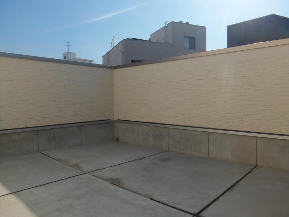 Balcony. Spacious roof balcony