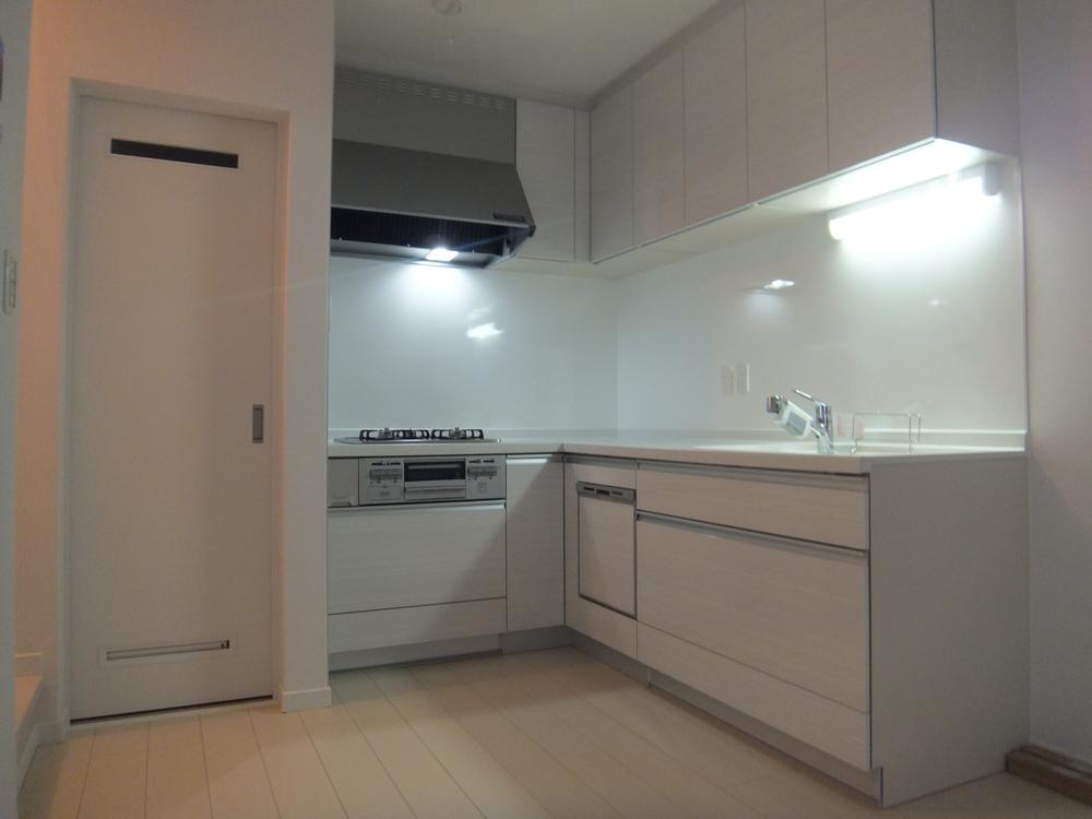 Kitchen. Indoor (11 May 2013) Shooting