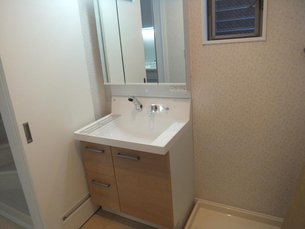 Wash basin, toilet. Indoor (11 May 2013) Shooting