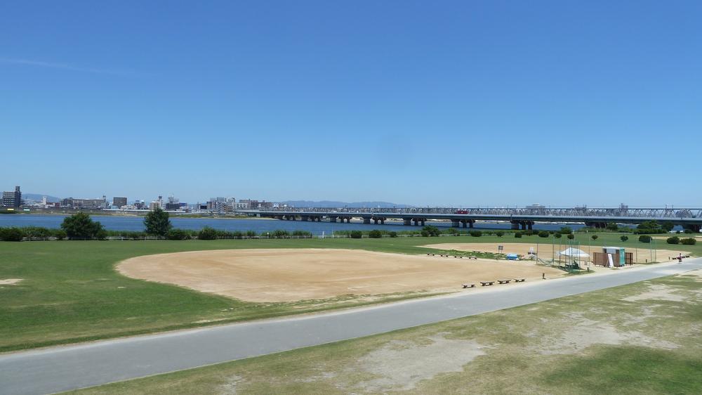 park. 200m until the dry riverbed park