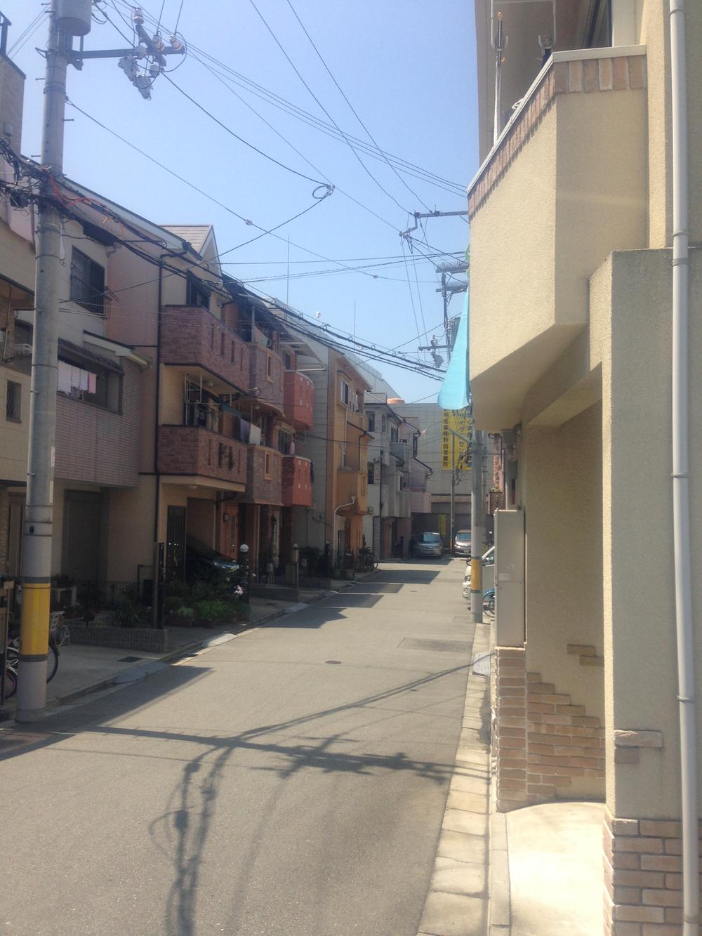 Local photos, including front road. Before the road is also widely clean streets. 