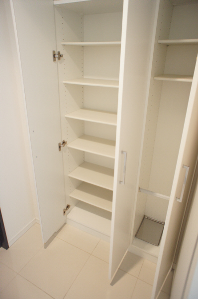 Entrance. Entrance storage