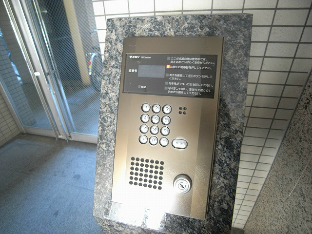 Entrance. Auto with lock.