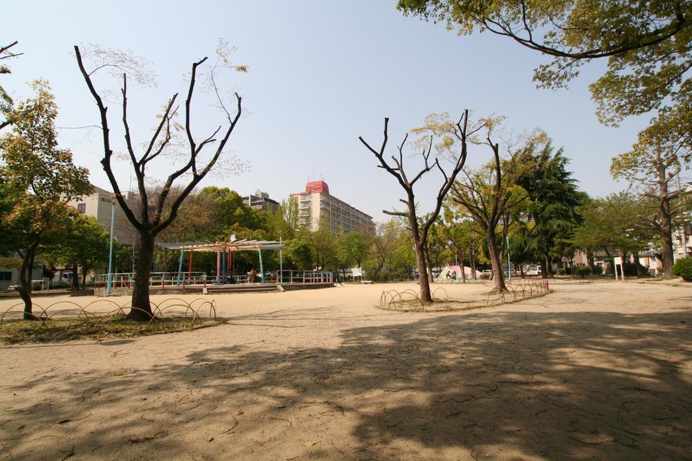 park. Culmination 130m here in the park to this park is a popular park among the District Higashinari.  Traffic volume of around even less, And playground equipment also has been enhanced, Also wide there is plenty since, You can also play with confidence small children.