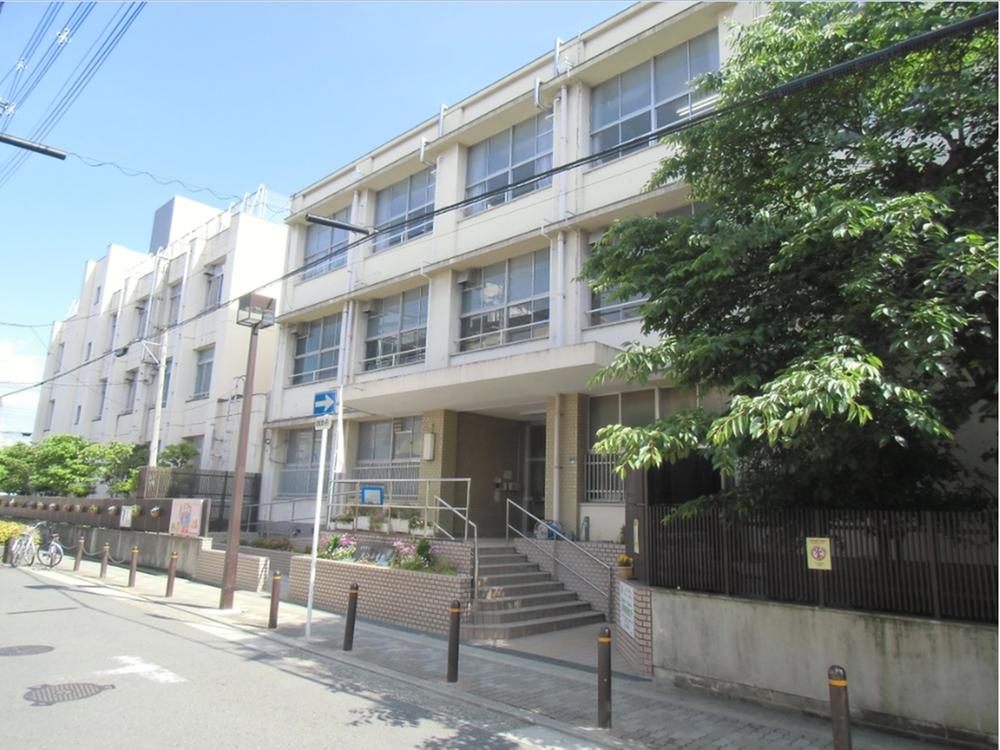 Primary school. 786m to Osaka Municipal Katae Elementary School