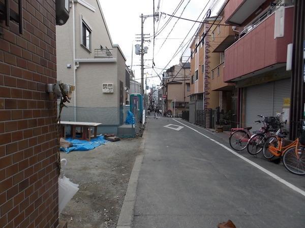Local photos, including front road. Shopping convenient! Is a convenient living environment