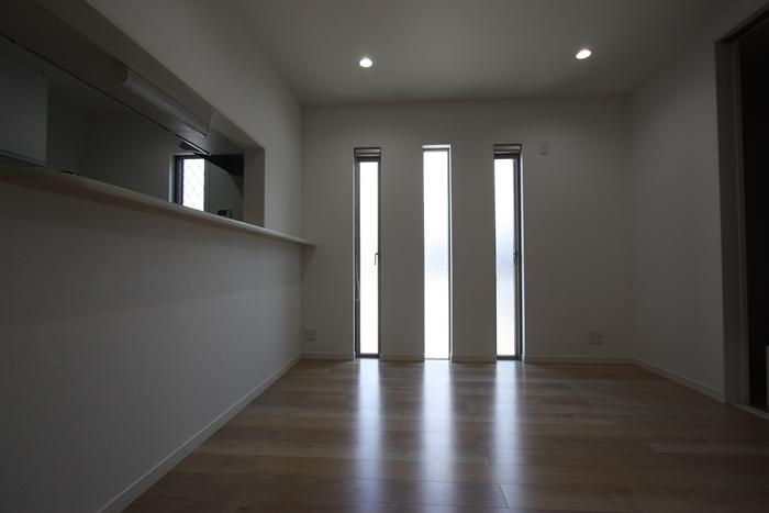 Same specifications photos (living). Lighting is ^^ in FIX window