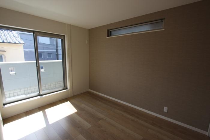 Non-living room. Lunch is also bright lighting ^^ zafv