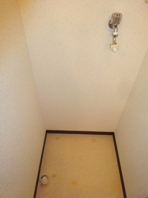 Other Equipment. Laundry Area! You can put even a drum-type washing machine! 