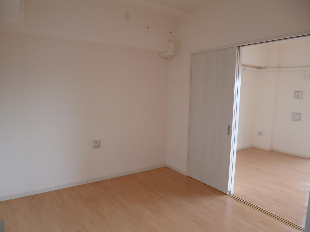 Living and room. Western-style 5.3 Pledge, With closet