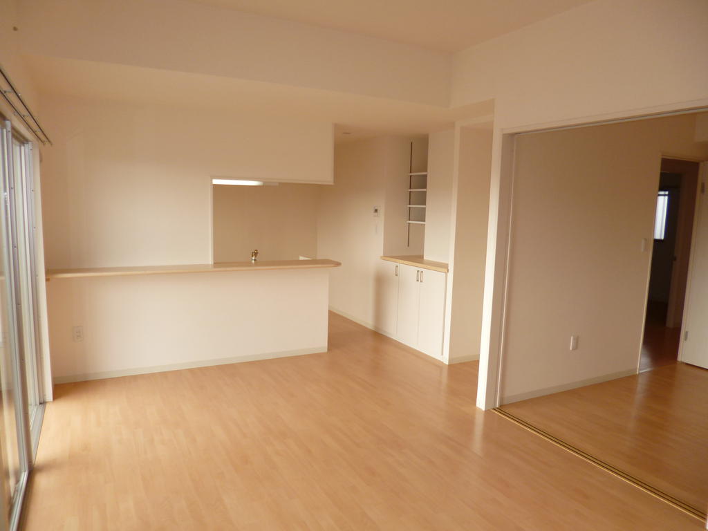 Living and room. Living 15.3 Pledge, Counter Kitchen
