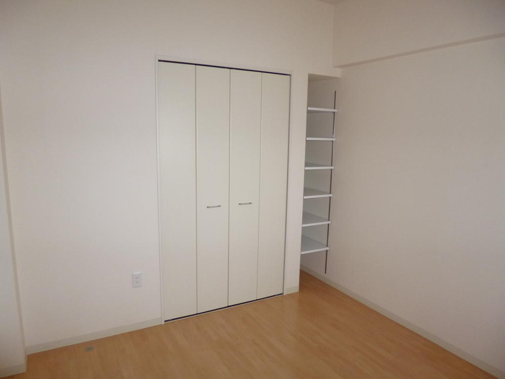 Living and room. Western-style 5.6 Pledge, With closet