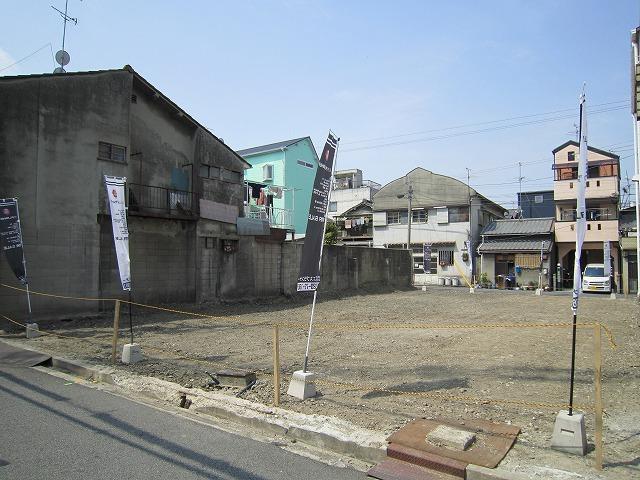 Local photos, including front road. Frontage also spacious, There are about 6m.
