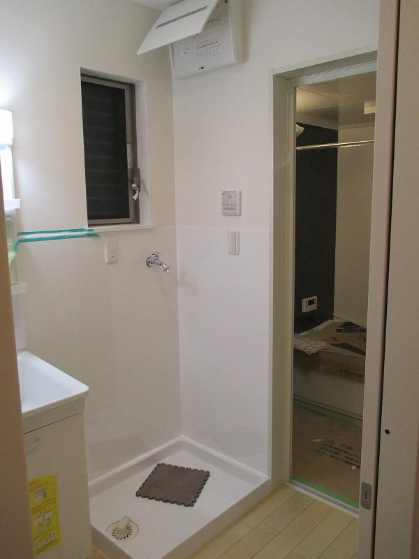 Wash basin, toilet. Indoor (12 May 2013) Shooting