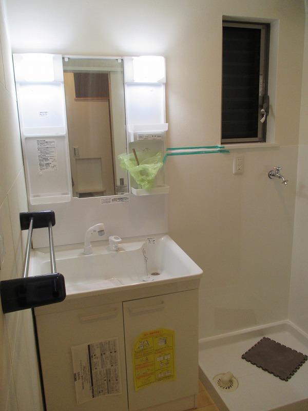 Wash basin, toilet. Indoor (12 May 2013) Shooting