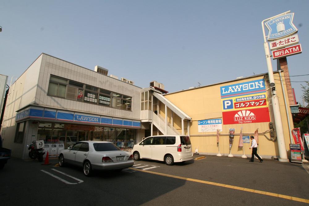 Convenience store. Lawson Until the green bridge shop and 160m gas station "ENEOS", It is adjacent to Lawson.  Even those who used the day-to-day well-car, This is useful if there is a "ENEOS" in the immediate vicinity.