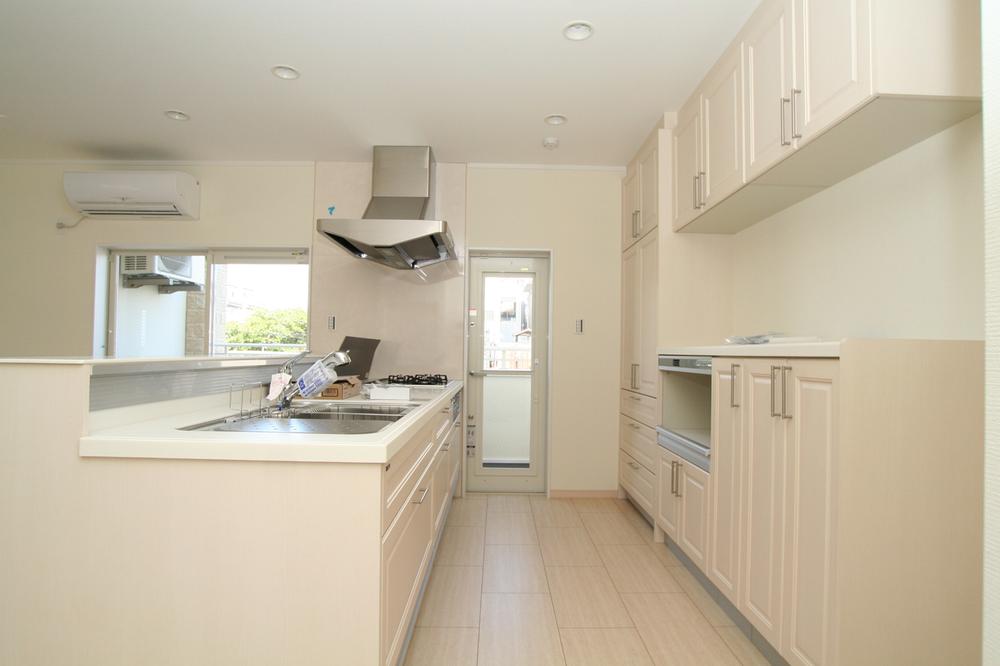 Kitchen. Our construction cases.  The color scheme of the wife of attention, It will be face-to-face kitchen with a feeling of opening.