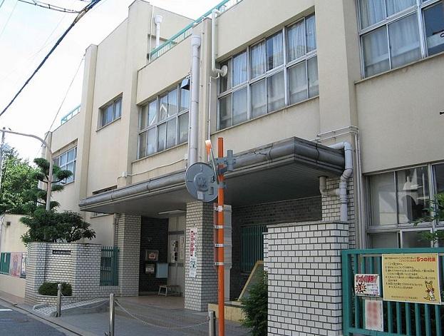 Primary school. Osaka Tatsugami path 3-minute walk from the 174m in Osaka Tatsugami Road elementary school to elementary school