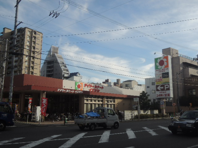 Supermarket. 500m to Daily qanat Izumiya (super)