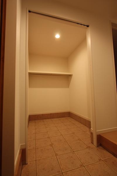 Entrance. Large walk-in shoe closet