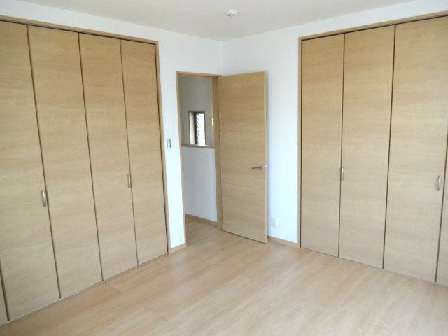 Non-living room. Storage is plenty of Western-style 8 quires