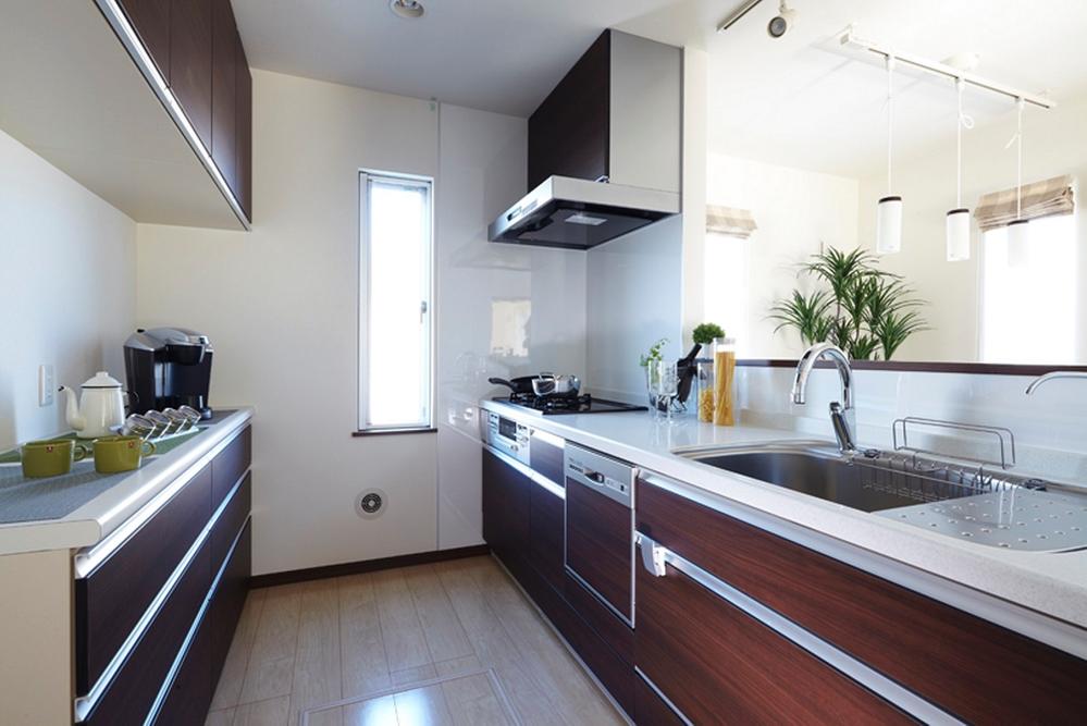 Kitchen. Worry mom in face-to-face kitchen that can confirm the figure of children (reference image)