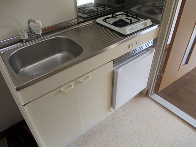 Kitchen. There chopping board space