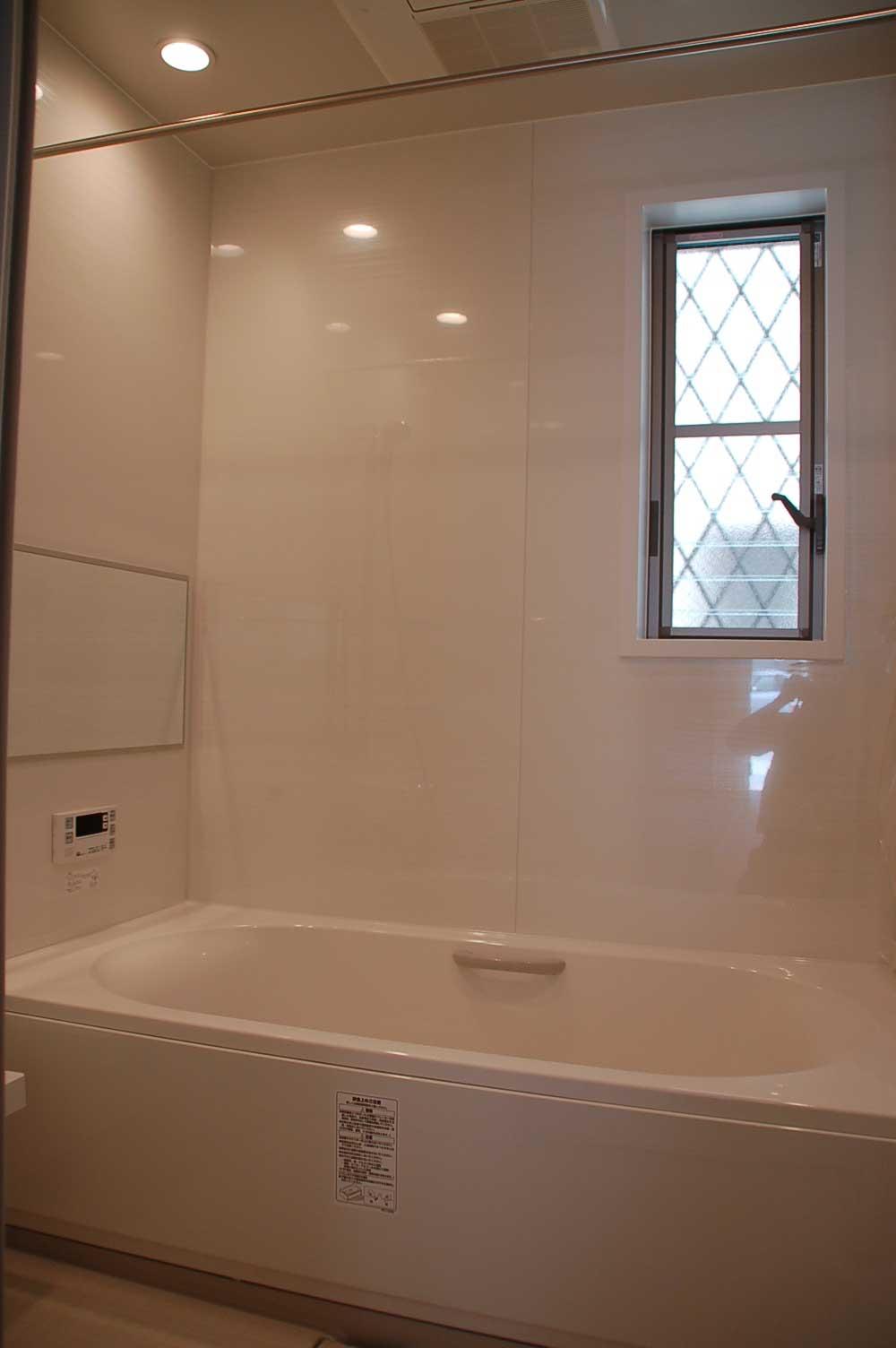 Same specifications photo (bathroom). Same specifications "construction image" It is the bath that will heal the fatigue of the day Widely legs will stretch