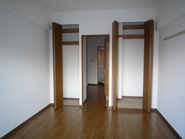 Living and room. Western-style 7.1 Pledge, Closet with two locations
