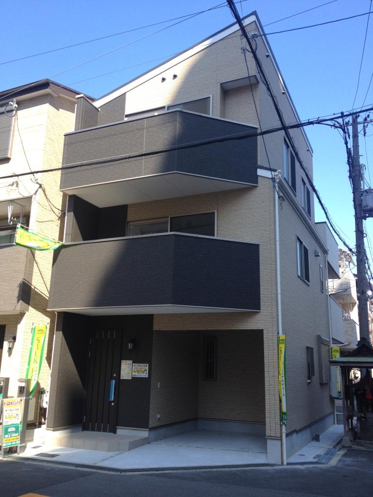 Local appearance photo. Yang hit in the southeast corner lot ・ Ventilation is good