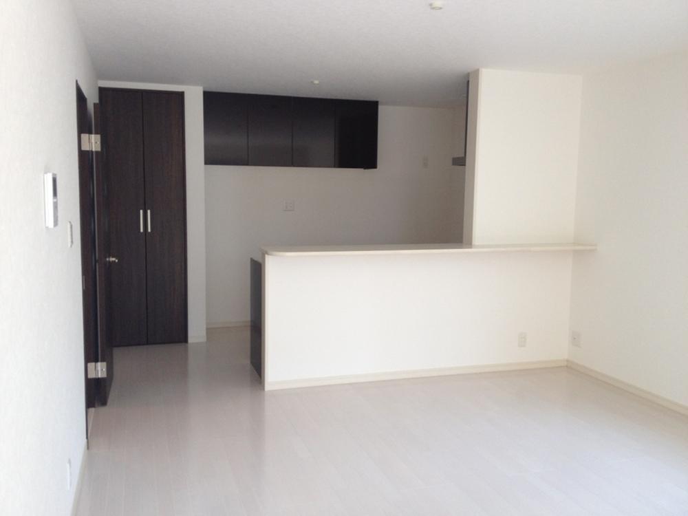 Living. Popular face-to-face kitchen