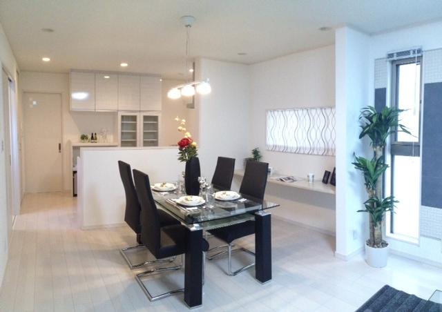 Model house photo. Bright and spacious dining. Enjoy the family hearthstone in the daily diet. You can also use as a study or a personal computer space for children wall with the counter.